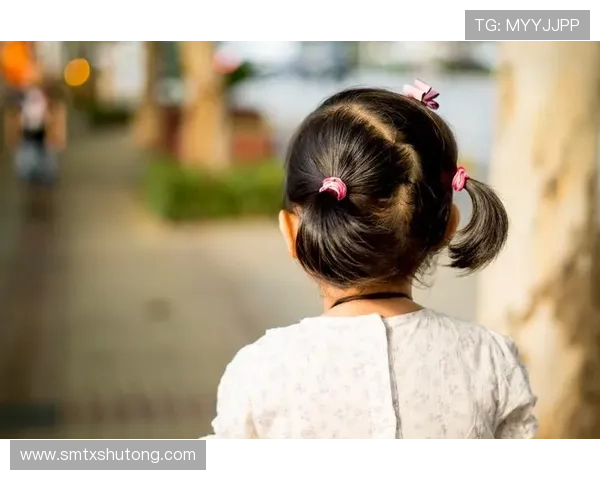 “小丫头子”:时光雕刻下的柔软与坚韧 “小丫头子”:时光雕刻下的柔软与坚韧